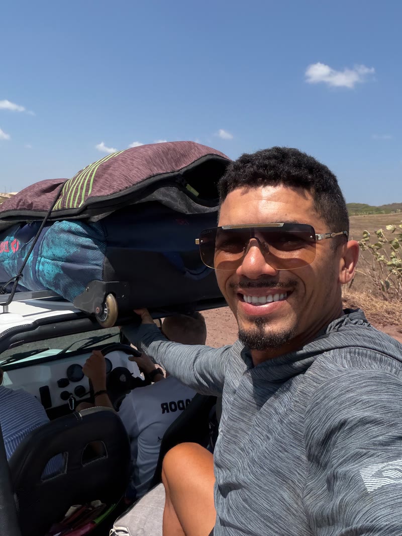 João em um buggy carregado de kites a caminho de um spot no Ceará